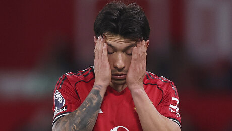 «МЮ» впервые при Кэррике проиграл дома. Лисандро на красную потащил Калверта-Льюина за волосы