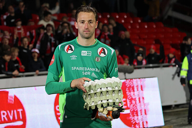 Яйца лучшему игроку, презентация формы – в коровнике. Родной клуб Холанда впечатлил даже Акинфеева