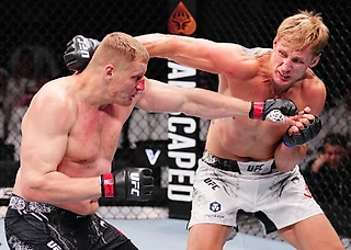 Кровавый бой россиян в UFC: Волков разбил Павловичу лицо, а тот хотел подраться после гонга
