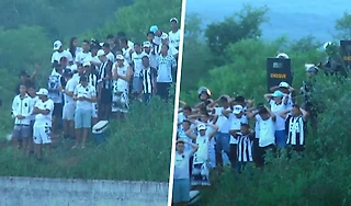 Руки за голову – и смотрим футбол. Фанатов-безбилетников в Бразилии застукала полиция