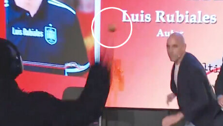 В Рубиалеса кинул яйца собственный дядя. На презентации книги «Убить Рубиалеса» – о том самом поцелуе