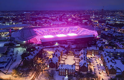 Кадры дня: розовое небо в Бирмингеме. Благодаря стадиону и снегу