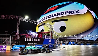 «Сфера» – мемогенератор «Ф-1» в Лас-Вегасе: то лицо Брэда Питта, то подмигивания пилотам