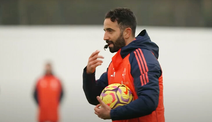 Начало Аморима в «МЮ»: ставит родные 3-4-3, привел молодой штаб, восхищается историей клуба