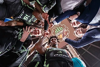«Искренний баскетбол»: как «Уралмаш» провел дебютный сезон в лиге ВТБ и стал ее украшением