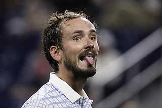 Медведева почти спасли возня на трибунах и недотепа с камерой. Но нет – с US Open вылетел
