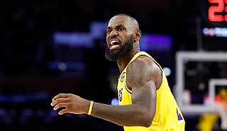 Леброн, что это было? Нагло набивал статистику, тужился ради 10 очков и выбесил тренера