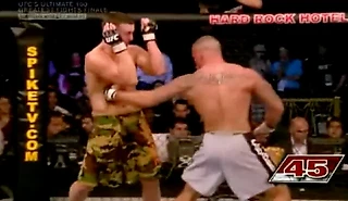 Нокаут-воскрешение из UFC: боец схватился за живот, но бац – вырубил летевшего на него соперника