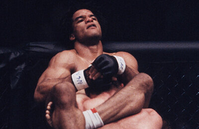 Бруталити из UFC: боец-легенда попался на удушающий, но поднял соперника и вырубил броском об канвас