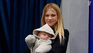 Трусова пришла на фигурку с сыном и села в КиК с мужем