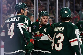 Дебют Хьюза за «Миннесоту»: сразу забил, отбегал 27 минут, отобрал у Капризова первую звезду матча