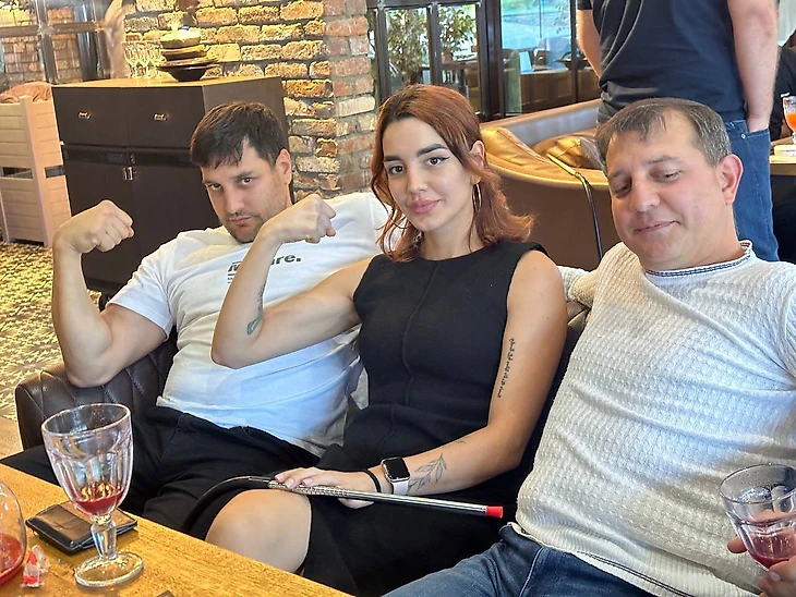 Вика с братьями