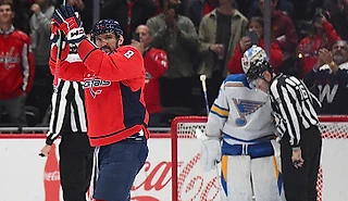 Момент дня: вратарь «Сент-Луиса» украл 900-ю шайбу Овечкина! Судья заметил и отобрал