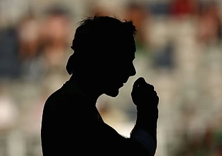 Почему теннисисты постоянно дуют на ладони?