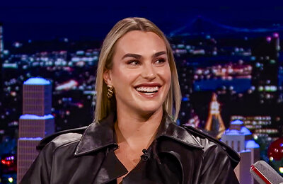 Красивая Соболенко пришла на ток-шоу – рисовала на лице ведущего, грозила Кириосу