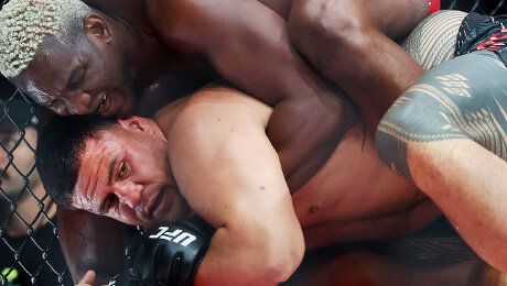 Главный пухляш UFC проиграл 8 боев подряд, а его не увольняют. Почему?