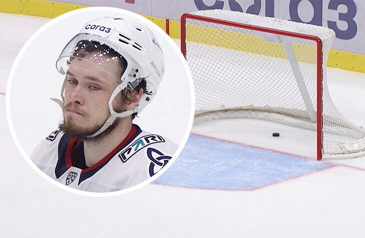 Уникальный автогол в КХЛ: шайба влетела в пустые ворота, а вратарь параллельно заработал штраф