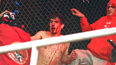 Фанаты из Чили кидались фекалиями и унитазом, закончилось дракой с ножами, парень упал с крыши. Безумие в Аргентине