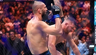 Чимаев не заметил чемпиона – и теперь с поясом UFC. Так дю Плесси еще не валяли