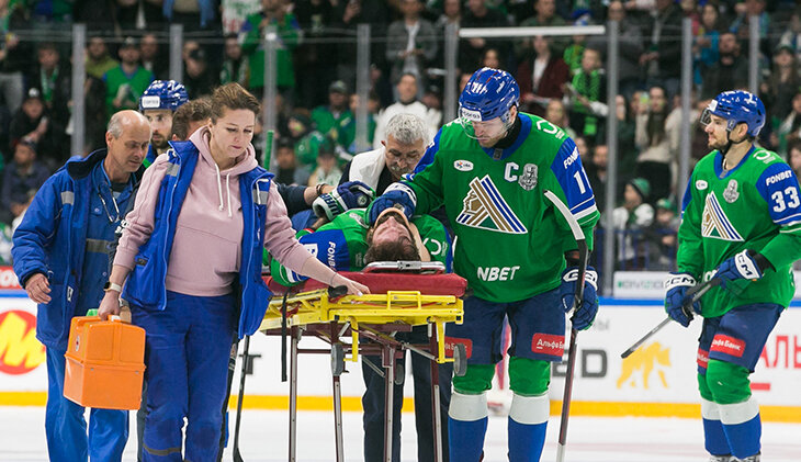 Фотография поста в ленте Ужасное столкновение в полуфинале Кубка Гагарина: игрока «Салавата» увезли на носилках