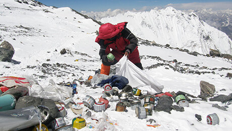 Катастрофа на Эвересте: туристы завалили его мусором и фекалиями