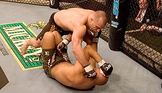 «Я будто выходил на похороны». Один из главных апсетов в истории UFC – легенду забил ветеран