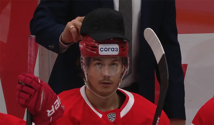 Положил хет-трик и надел кепку поверх шлема! Это Голдобин так куражится в «Спартаке»