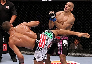 Пугающий нокаут вертушкой от ветерана UFC – соперник рухнул, как статуя