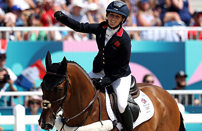 Всадница, которая чуть не погибла после падения с лошади, взяла золото Олимпиады. Второй раз подряд!