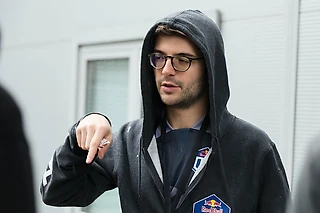 Что мы знаем про Себа? Бежал от гражданской войны, занимался брейк-дансом