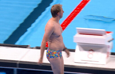 Что за мужчина в ярких плавках ворвался в женское плавание на Олимпиаде?