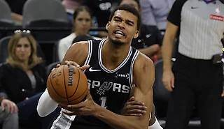 Необычный бросок дня – что на этот раз придумал Виктор Вембаньяма?