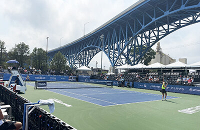 В Кливленде топ-теннисистки играют под мостом – на парковке. Прямо как в меме