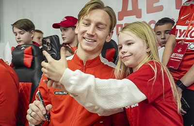 «Я бы хотел сыграть на Марсе». Маркиньос, Умяров и другие игроки «Спартака» дали интервью детям