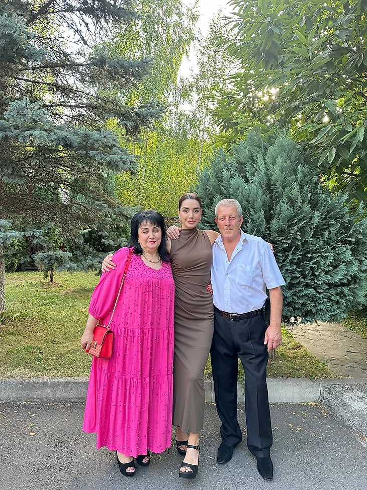 Вика с родителями