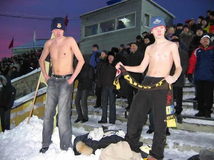 Денис Пузырев (слева) на матче АМНГР