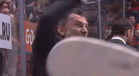 Тренер «Авангарда» орал на скамейке и заводил трибуны – его даже вывели на куб