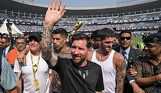 Месси в Индии – безумие: 21-метровый памятник, фото с королем Болливуда, злые фанаты громили стадион