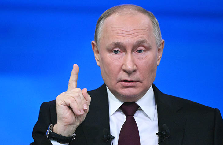 Пачка поручений Путина по спорту: агенты, парады на Красной площади, база РФС в Сочи