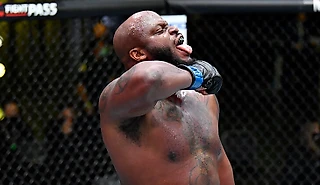 Страшный нокаут из UFC: тяжеловес нарвался на апперкот и застонал после добивания