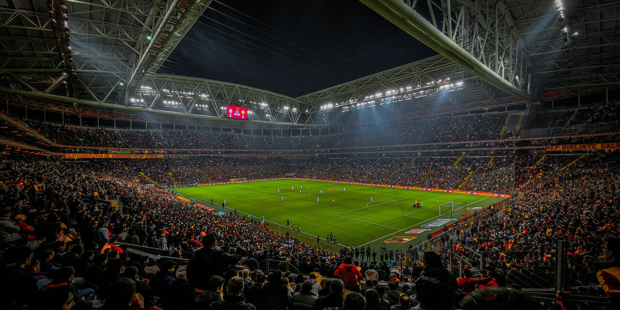 Галатасарай, высшая лига Турция, Бешикташ, стадионы, рейтинги, Водафон Парк, Тюрк Телеком Стэдиум