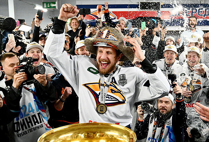 «Выиграли – теперь бухаем!» Заглянули в чемпионскую раздевалку «Металлурга»