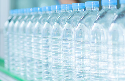 Ученые говорят, что бутилированная вода небезопасна. Все дело в микропластике