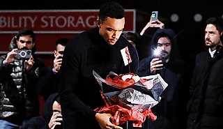 «Скучаю по тебе каждый божий день». «Реал» почтил память Жоты в Ливерпуле, Трент оставил геймпад и записку