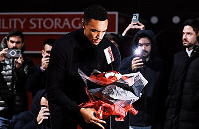 «Скучаю по тебе каждый божий день». «Реал» почтил память Жоты в Ливерпуле, Трент оставил геймпад и записку