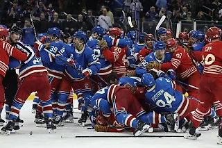 Самое эпичное фото сезона – «Детройт» и «Рейнджерс» сцепились стенка на стенку