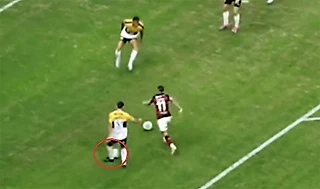 Пенальти за игру вторым мячом – и такое бывает? Все вокруг дикого эпизода из Бразилии