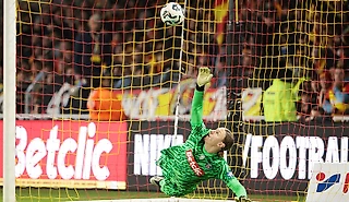 У Сафонова было лишь 6 взятых пенальти в матчах за карьеру – а теперь 4 подряд в серии!