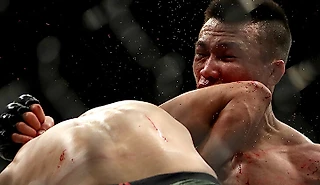 Жуткий нокаут из UFC – локтем по восходящей. На последней секунде боя!