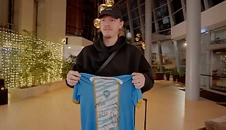 Сафонов привез подарок из Парижа. Исполнил мечту ребенка!